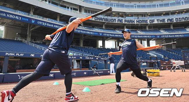 [OSEN=창원, 이석우 기자] 30일 창원NC파크에서 2025 신한 SOL 뱅크 KBO 리그 NC 다이노스와 한화 이글스의 경기가 열린다. 홈팀 NC가 긴 방황을 끝내고 홈구장으로 돌아왔다.NC 다이노스 김휘집과 안중열이 창원NC파크에서 몸을 풀고 있다. 2025.05.30 / foto0307@osen.co.kr