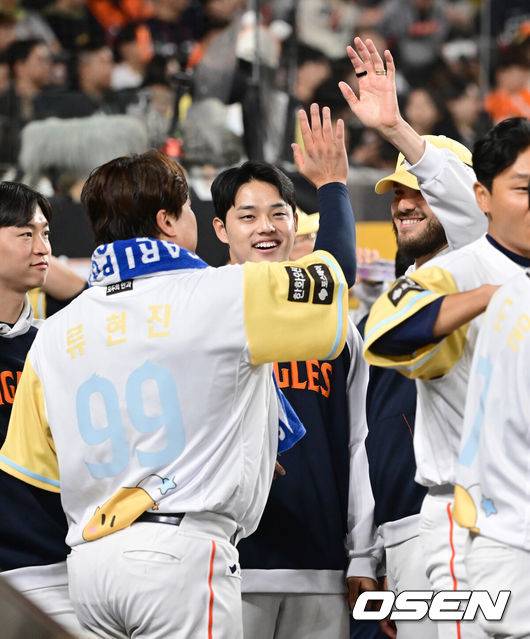 [OSEN=대전, 김성락 기자] 13일 대전 한화생명볼파크에서 ‘2025 신한 SOL Bank KBO리그’ 한화 이글스와 두산 베어스의 경기가 열렸다.이날 한화는 류현진, 두산은 최원준을 선발로 내세웠다.6회초 종료 후 한화 류현진이 더그아웃에서 폰세, 문동주와 하이파이브를 하고 있다. 2025.05.13 / ksl0919@osen.co.kr