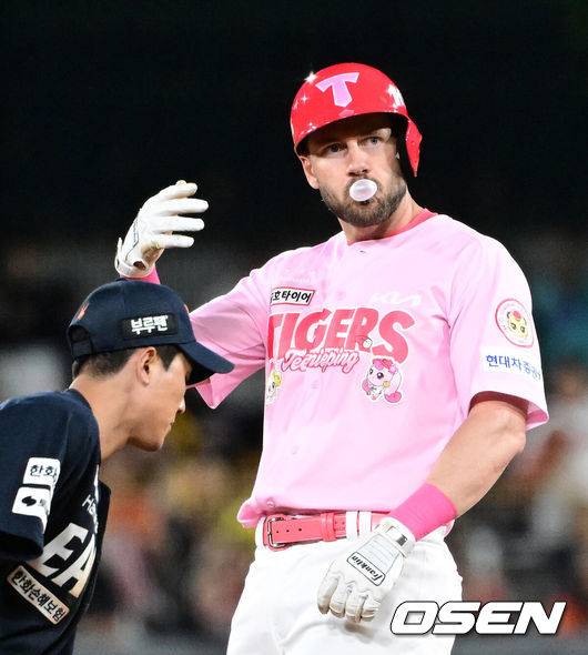 [OSEN=광주, 지형준 기자] 2일 오후 광주-기아 챔피언스필드에서 2025 신한 SOL Bank KBO리그 KIA 타이거즈와 한화 이글스의 경기가 열렸다.5연승에 도전하는 한화는 엄상백을, 연패를 막아야 하는 KIA는 아담 올러를 선발로 내세웠다.6회말 1사에서 KIA 위즈덤이 좌익수 왼쪽 2루타를 날리며 기뻐하고 있다. 2025.05.02 /jpnews@osen.co.kr