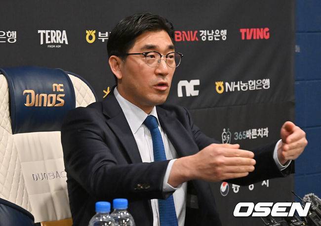 [OSEN=창원, 이석우 기자] 30일 창원NC파크에서 2025 신한 SOL 뱅크 KBO 리그 NC 다이노스와 한화 이글스의 경기가 열린다. 홈팀 NC가 긴 방황을 끝내고 홈구장으로 돌아왔다.NC 다이노스 이진만 대표가 창원NC파크 재개장 관련 구단 입장과 향후 대처에 대한 공식 브리핑을 진행하고 있다. 2025.05.30 / foto0307@osen.co.kr
