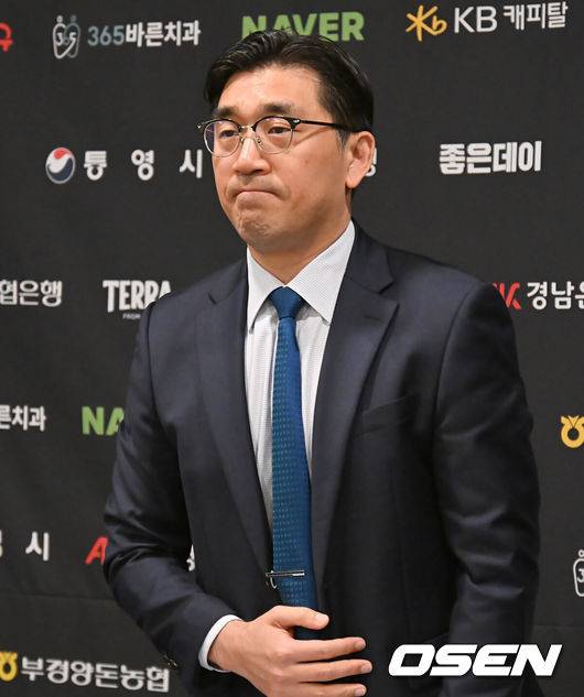 [OSEN=창원, 이석우 기자] 30일 창원NC파크에서 2025 신한 SOL 뱅크 KBO 리그 NC 다이노스와 한화 이글스의 경기가 열린다. 홈팀 NC가 긴 방황을 끝내고 홈구장으로 돌아왔다.NC 다이노스 이진만 대표가 창원NC파크 재개장 관련 구단 입장과 향후 대처에 대한 공식 브리핑을 진행하고 있다. 2025.05.30 / foto0307@osen.co.kr