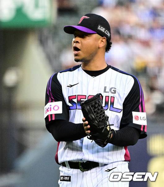 [OSEN=잠실, 지형준 기자] 30일 오후 서울 잠실구장에서 ‘2025 신한 SOL Bank KBO리그’ LG 트윈스와 삼성 라이온즈의 경기가 열렸다.이날 LG는 엘리에이저 에르난데스, 삼성은 이승현을 선발투수로 내세웠다.3회초 수비를 마친 LG 에르난데스가 더그아웃으로 향하고 있다. 2025.05.30 /jpnews@osen.co.kr