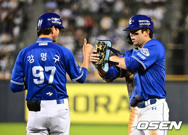 [OSEN=잠실, 지형준 기자] 30일 오후 서울 잠실구장에서 ‘2025 신한 SOL Bank KBO리그’ LG 트윈스와 삼성 라이온즈의 경기가 열렸다.이날 LG는 엘리에이저 에르난데스, 삼성은 이승현을 선발투수로 내세웠다.7회초 무사 1루에서 삼성 김영웅이 기습번트를 성공시키며 강명구 코치와 기뻐하고 있다. 2025.05.30 /jpnews@osen.co.kr