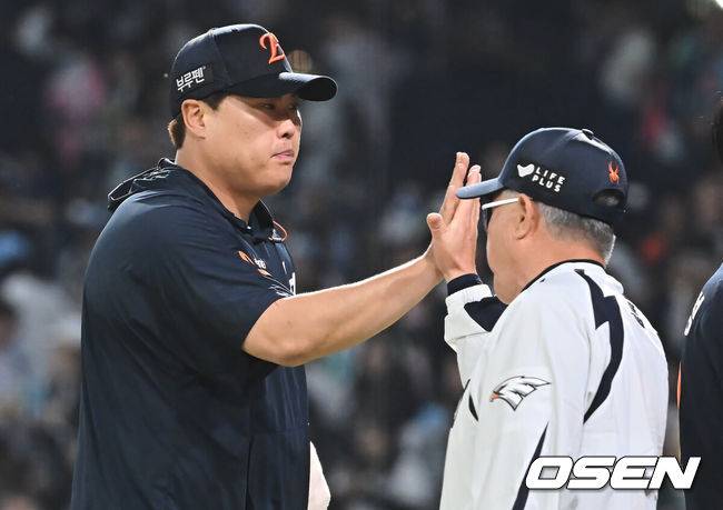 [OSEN=창원, 이석우 기자] 30일 창원NC파크에서 2025 신한 SOL 뱅크 KBO 리그 NC 다이노스와 한화 이글스의 경기가 열렸다. 홈팀 NC는 라일리가, 방문팀 한화는 류현진이 선발 출전했다. 한화 이글스 류현진이 NC 다이노스에 7-1로 승리한 후 김경문 감독과 기쁨을 나누고 있다. 2025.05.30 / foto0307@osen.co.kr