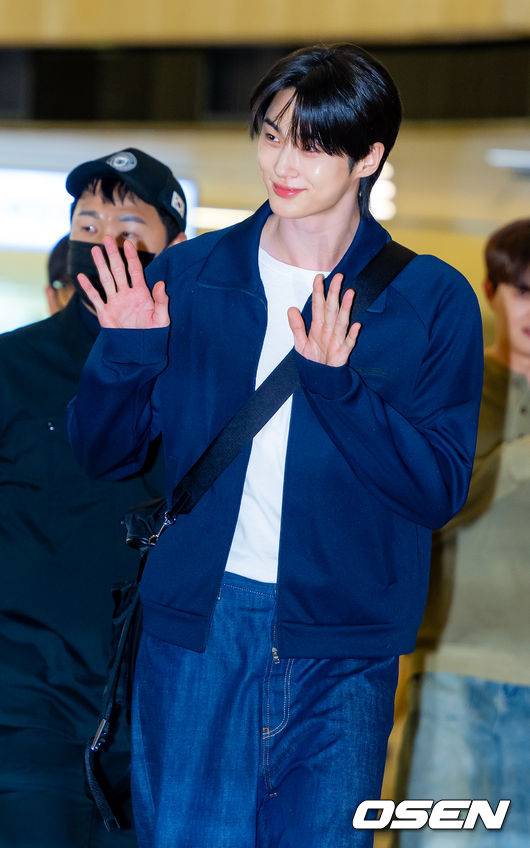 [OSEN=김포공항, 민경훈 기자] 배우 변우석이 28일 김포공항을 통해 일본 도쿄로 출국했다. 변우석은 일본 K아레나 요코하마에서 열리는 '제2회 아시아 스타 엔터테이너 어워즈'(ASEA 2025)에 참석한다.변우석이 입장하며 포즈를 취하고 있다. 2025.05.28 / rumi@osen.co.kr