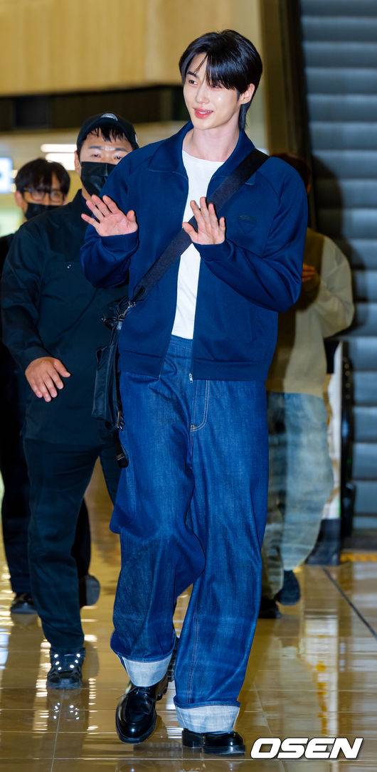 [OSEN=김포공항, 민경훈 기자] 배우 변우석이 28일 김포공항을 통해 일본 도쿄로 출국했다. 변우석은 일본 K아레나 요코하마에서 열리는 '제2회 아시아 스타 엔터테이너 어워즈'(ASEA 2025)에 참석한다.변우석이 입장하며 포즈를 취하고 있다. 2025.05.28 / rumi@osen.co.kr