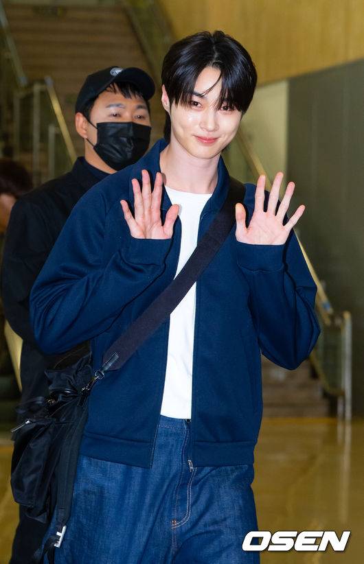 [OSEN=김포공항, 민경훈 기자] 배우 변우석이 28일 김포공항을 통해 일본 도쿄로 출국했다. 변우석은 일본 K아레나 요코하마에서 열리는 '제2회 아시아 스타 엔터테이너 어워즈'(ASEA 2025)에 참석한다.변우석이 입장하며 포즈를 취하고 있다. 2025.05.28 / rumi@osen.co.kr