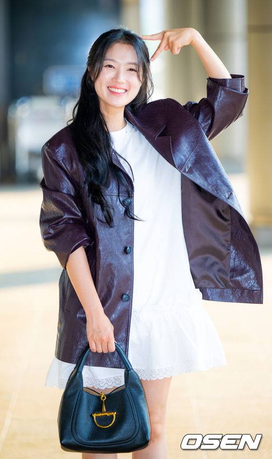 [OSEN=김포공항, 민경훈 기자] 배우 김혜윤이 29일 김포공항을 통해 일본 도쿄로 출국했다. 배우 김혜윤이 일본 K아레나 요코하마에서 열리는 '제2회 아시아 스타 엔터테이너 어워즈'(ASEA 2025)에 참석한다.김혜윤이 입장하며 포즈를 취하고 있다. 2025.05.29 / rumi@osen.co.kr