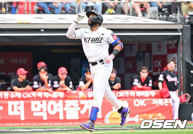 [OSEN=수원, 박준형 기자] 31일 오후 수원 KT 위즈 파크에서 ‘2025 신한 SOL BANK KBO리그’ KT 위즈와 KIA 타이거즈의 경기가 진행됐다.이날 선발투수로 KT는 소형준을, KIA는 윤영철을 선발투수로 내세웠다.3회말 2사 KT 로하스가 솔로홈런을 날리고 세리머니를 하고 있다. 2025.05.31   / soul1014@osen.co.kr