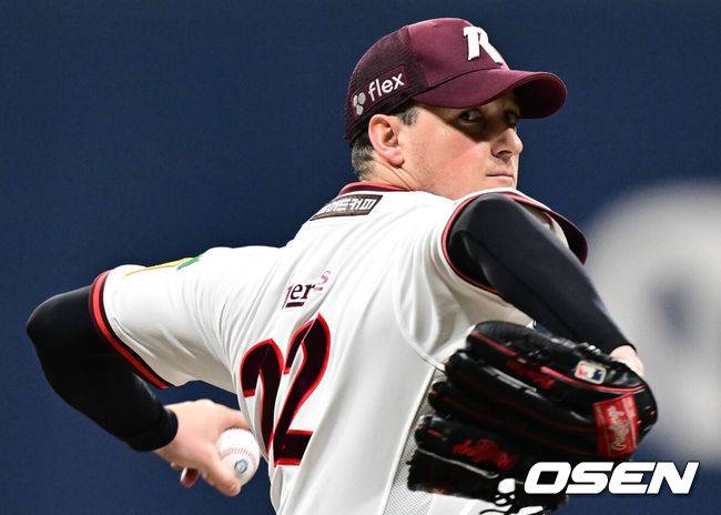 [OSEN=고척, 조은정 기자]31일 오후 서울 고척스카이돔에서 2025 신한 SOL Bank KBO리그 키움 히어로즈와 두산베어스의 경기가 열렸다.홈팀 키움은 로젠버그를, 방문팀 두산은 잭로그를 선발투수로 내세웠다.1회초 키움 선발 로젠버그가 역투하고 있다. 2025.05.31 /cej@osen.co.kr