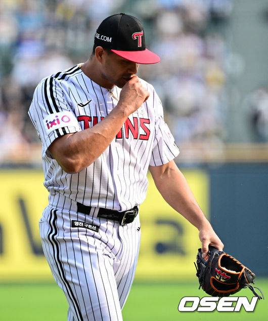 [OSEN=잠실, 지형준 기자] 31일 오후 서울 잠실구장에서 ‘2025 신한 SOL Bank KBO리그’ LG 트윈스와 삼성 라이온즈의 경기가 열렸다.이날 LG는 치리노스, 삼성은 원태인을 선발투수로 내세웠다.1회 수비를 마친 LG 치리노스가 세리머니를 하고 있다. 2025.05.31 /jpnews@osen.co.kr