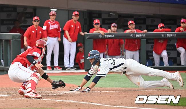 [OSEN=부산, 이석우 기자] 31일 부산 사직야구장에서 2025 신한 SOL 뱅크 KBO 리그 롯데 자이언츠와 SSG 랜더스의 경기가 열렸다. 홈팀 롯데는 나균안이, 방문팀 SSG는 전영준이 선발 출전했다.롯데 자이언츠 손호영이 4회말 2사 1,2루 유강남의 좌익수 왼쪽 뒤 1타점 안타때 홈에서 아웃되고 있다. 2025.05.31 / foto0307@osen.co.kr