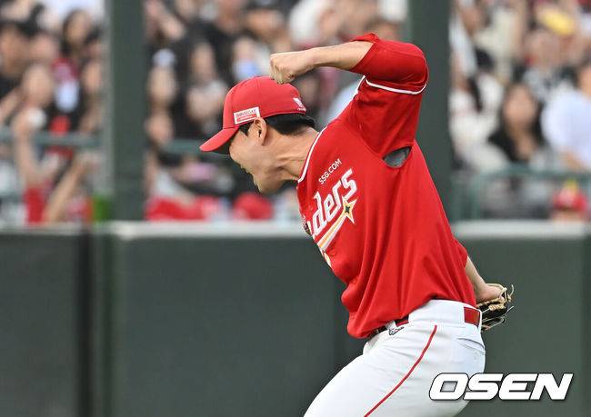 [OSEN=부산, 이석우 기자] 31일 부산 사직야구장에서 2025 신한 SOL 뱅크 KBO 리그 롯데 자이언츠와 SSG 랜더스의 경기가 열렸다. 홈팀 롯데는 나균안이, 방문팀 SSG는 전영준이 선발 출전했다.SSG 랜더스 박시후가 5회말 2사 1,2루 롯데 자이언츠 레이예스를 삼진으로 잡고 포효하고 있다. 2025.05.31 / foto0307@osen.co.kr