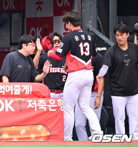 [OSEN=수원, 박준형 기자] 31일 오후 수원 KT 위즈 파크에서 ‘2025 신한 SOL BANK KBO리그’ KT 위즈와 KIA 타이거즈의 경기가 진행됐다.이날 선발투수로 KT는 소형준을, KIA는 윤영철을 선발투수로 내세웠다.6회말 무사 2루 KIA 윤영철이 강판되고 있다  2025.05.31   /