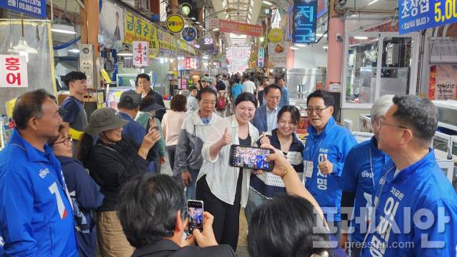 ▲31일 목포 동부시장을 찾은 박지원 의원이 시민들의 사진촬영에 응하고 있다.2025.5.31ⓒ프레시안(박진규)