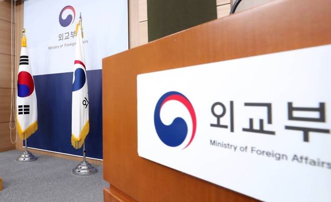 &nbsp;6·3 대선이 다가오는 가운데 외교부는&nbsp;“새로운 정부가 출범하면 곧바로 6월에 이어 하반기까지 정상외교가 재개될 수 있도록 기본적인 준비를 하고 있다”고 밝혔다. 사진은 외교부 청사 내 브리핑룸 모습. 뉴시스