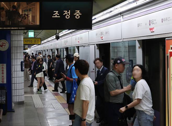 31일 오전 방화로 인해 운행이 중단됐던 서울 지하철 5호선 마포역에서 열차가 정상 운행하고 있다. 뉴시스