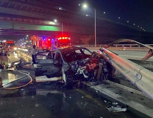 20대 무면허 운전자가 운전한 사고차량이 중앙분리대를 들이받고 후 불 탄 사고 현장. 아산 소방서 제공