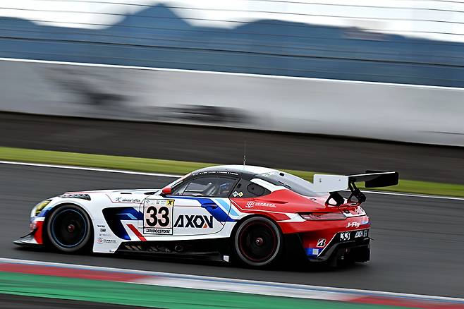 주행 중인 크래프트 뱀부 레이싱의 메르세데스-AMG GT3 레이스카. 사진: 김학수 기자