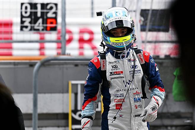 주행을 마친 이정우가 피트로 복귀하고 있다. 사진: 김학수 기자