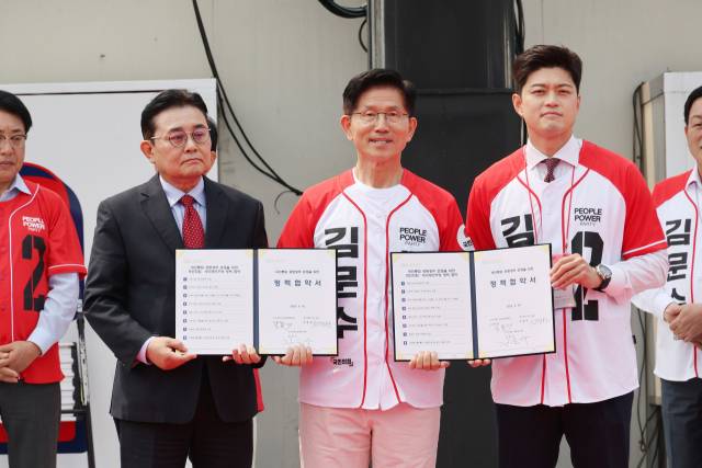 김문수(가운데) 국민의힘 대선 후보가 30일 경기도 가평군 청평시계탑광장에서 열린 유세에서 국민의힘·새미래민주당 정책 협약식을 갖고 김용태(오른쪽) 비상대책위원장, 전병헌 새미래민주당 대표와 기념 촬영을 하고 있다. 연합뉴스