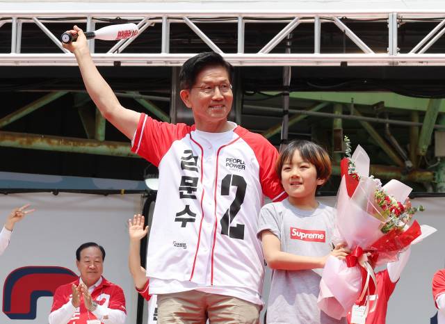 김문수 국민의힘 대선 후보가 31일 강원 속초시 관광수산시장에서 열린 속초시·인제군·고성군·양양군 합동유세에서 지지를 호소하고 있다. 연합뉴스