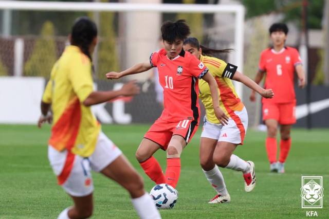 지소연이 30일 인천남동아시아드럭비경기장에서 열린 한국과 콜롬비아 여자축구국가대표팀 친선경기에서 드리블을 하고 있다. 사진 제공=대한축구협회