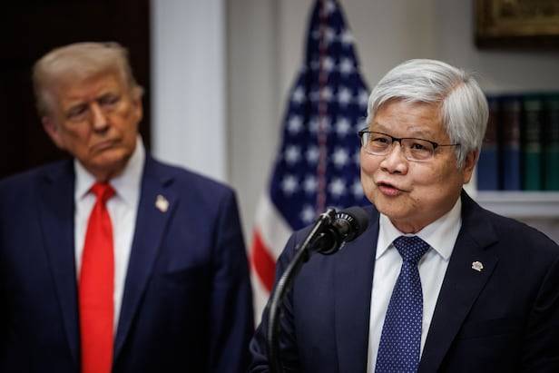 TSMC 저자웨이 최고경영자(CEO)가 3일(현지시간) 미국 워싱턴DC 백악관 루스벨트 룸에서 도널드 트럼프 미국 대통령이 지켜보는 가운데 TSMC의 1000억달러 투자를 발표하고 있다. EPA 연합뉴스