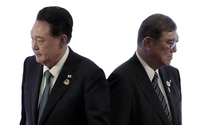 2024년 10월10일 라오스 비엔티안에서 열린 아세안+3 정상회의 단체 사진 촬영 후, 윤석열 대통령(왼쪽)과 이시바 시게루 일본 총리가 자리를 떠나고 있다. ⓒAP 연합