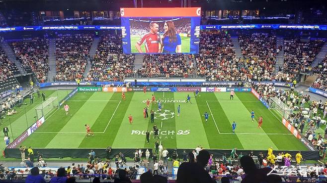 한 시대를 풍미한 축구 레전드들이 30일(한국시간) 독일 뮌헨 SAP 가든에서 진행된 ‘UEFA 얼티밋 챔피언스 레전드 토너먼트’를 앞두고 몸을 풀고 있다. 뮌헨(독일)｜남장현 기자