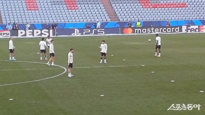 PSG 이강인(오른쪽 2번째)이 31일(한국시간) 독일 뮌헨 알리안츠 아레나에서 진행된 UCL 파이널 공식훈련 도중 동료들과 대화하고 있다. 뮌헨(독일)｜남장현 기자