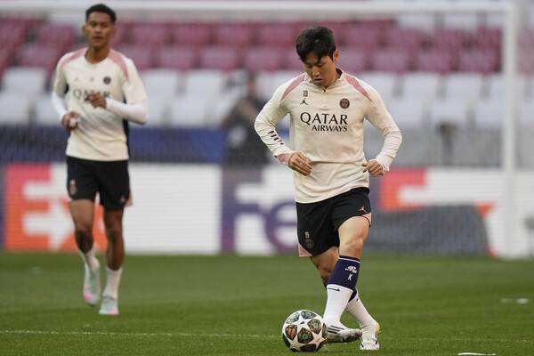 ▲Lee Kangは、サッカーボールと一緒に座ってファビアンルイスとウィリアンパチョと話をする余暇も示しました。 yonhap news/reuters/ap