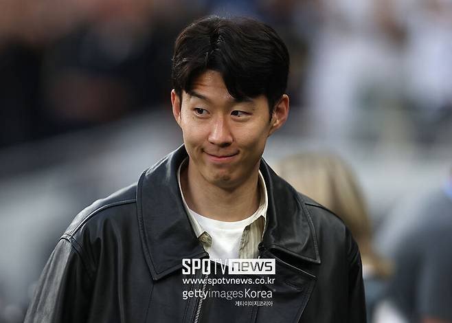 ▲ 무엇보다 토트넘이 유로파리그를 우승하면서 새 시즌 챔피언스리그에 출전하는 것도 손흥민의 잔류를 부추기는 대목이다. 손흥민도 토트넘과 체결된 계약 마지막 해에 다시 한번 챔피언스리그를 도전할 뜻을 내비칠 수 있고, 구단도 경험이 부족한 선수들이 많은 지금 손흥민에게 확실한 베테랑 면모를 기대하는 모습이었다.