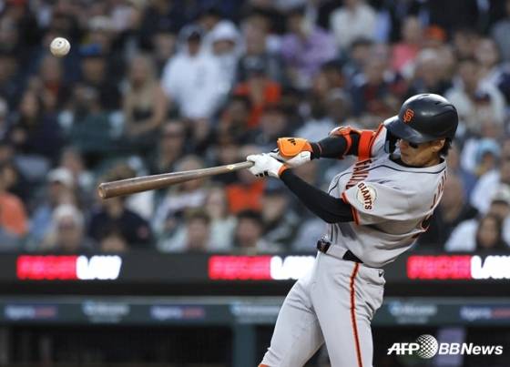 9회 뜬공 타구를 날리고 있는 이정후. /AFPBBNews=뉴스1