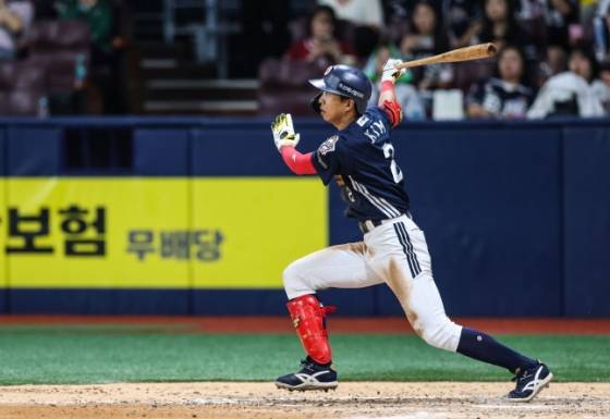 7회초 역전 3타점 3루타를 날리는 김민석. /사진=두산 베어스 제공