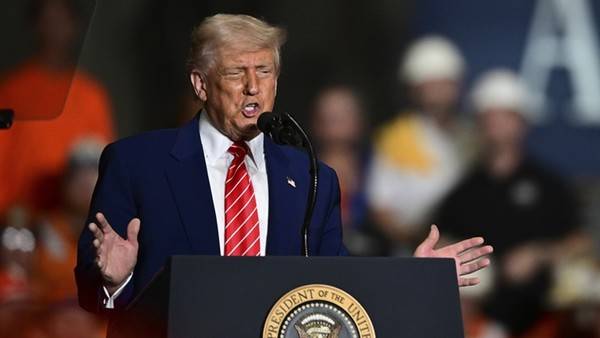 도널드 트럼프 미국 대통령이 30일(현지시간) 펜실베이니아주 웨스트미플린에 있는 US스틸 공장에서 연설하고 있다.[사진 | 뉴시스 ]