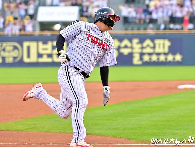 LG 트윈스 문보경이 정규시즌 경기에서 홈런을 친 뒤 베이스를 돌고 있다. 엑스포츠뉴스 DB