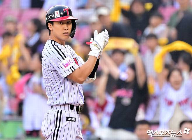 LG 트윈스 구본혁이 정규시즌 경기에서 안타를 친 뒤 박수 치고 있다. 엑스포츠뉴스 DB
