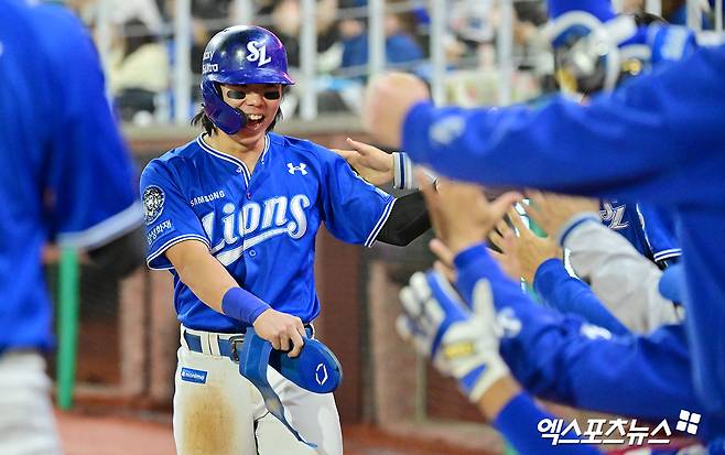 삼성 라이온즈 외야수 김성윤이 정규시즌 경기에 출전해 득점한 뒤 동료들과 하이파이브하고 있다. 김성윤은 허벅지 근막 손상으로 31일 엔트리에서 말소됐다. 엑스포츠뉴스 DB