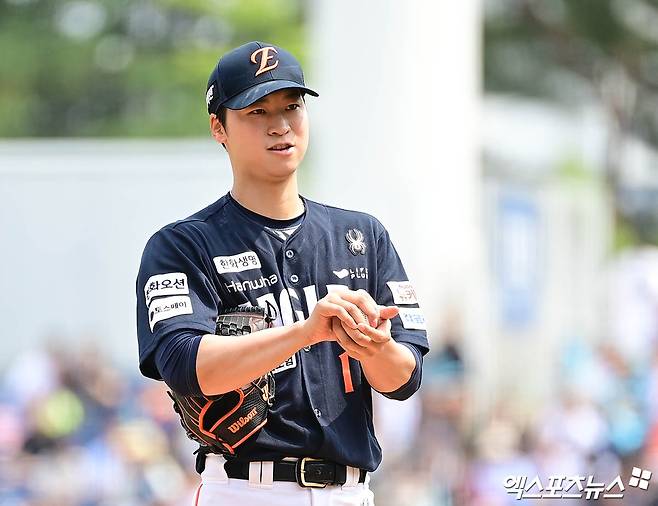 31일 오후 경상남도 창원NC파크에서 열린 '2025 신한 SOL Bank KBO리그' 한화 이글스와 NC 다이노스의 경기, 1회말 한화 선발투수 엄상백이 피칭을 준비하고 있다. 창원, 박지영 기자