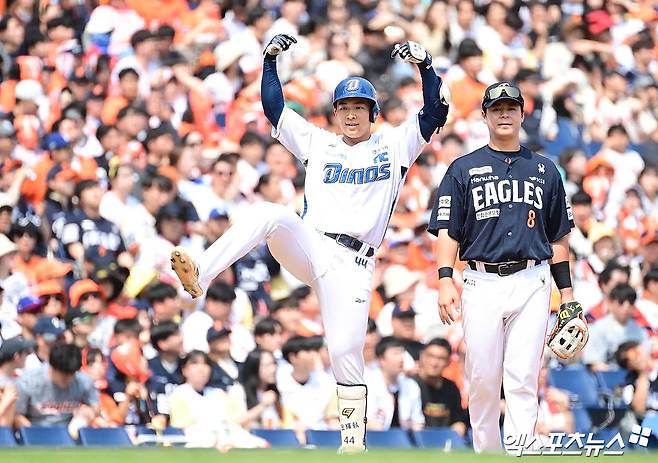 31일 오후 경상남도 창원NC파크에서 열린 '2025 신한 SOL Bank KBO리그' 한화 이글스와 NC 다이노스의 경기, 2회말 1사 NC 김휘집이 3루타를 때려낸 뒤 세리머니를 하고 있다. 창원, 박지영 기자