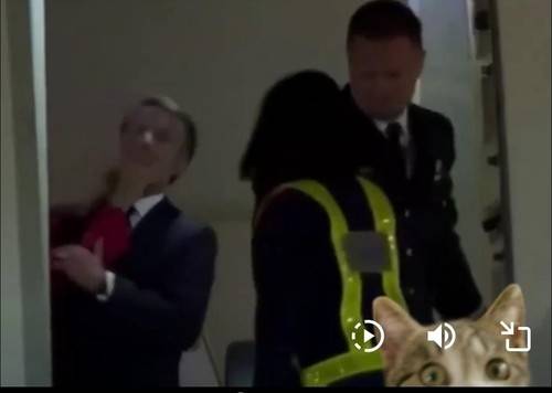 브리지트 여사 손에 맞는 마크롱 프랑스 대통령 [엑스(X·옛 트위터) 캡처. 재판매 및 DB 금지]