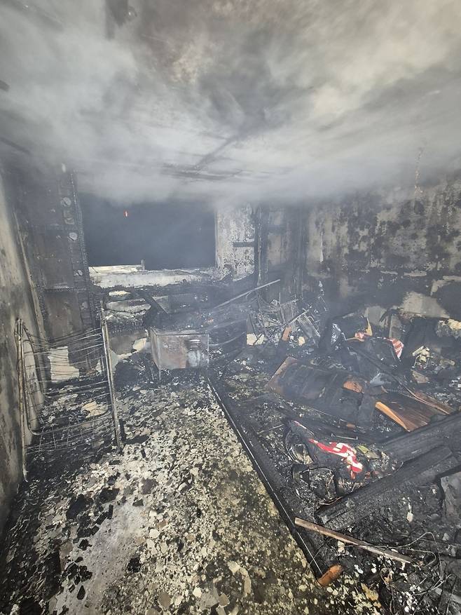 불에 탄 아파트 내부 [천안서북소방서 제공. 재판매 및 DB금지]