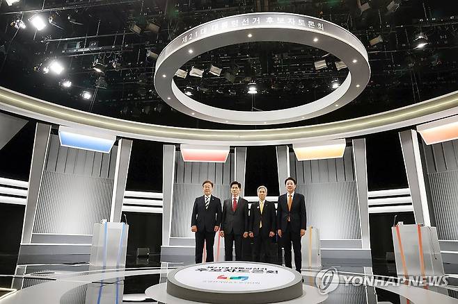 제21대 대통령 선거 2차 후보자 토론회 기념 촬영 (서울=연합뉴스) 더불어민주당 이재명·국민의힘 김문수·민주노동당 권영국·개혁신당 이준석 대선후보가 23일 서울 영등포구 여의도 KBS 스튜디오에서 열린 제21대 대선 2차 후보자 토론회 시작에 앞서 기념 촬영하고 있다. 2025.5.23 [국회사진기자단] photo@yna.co.kr