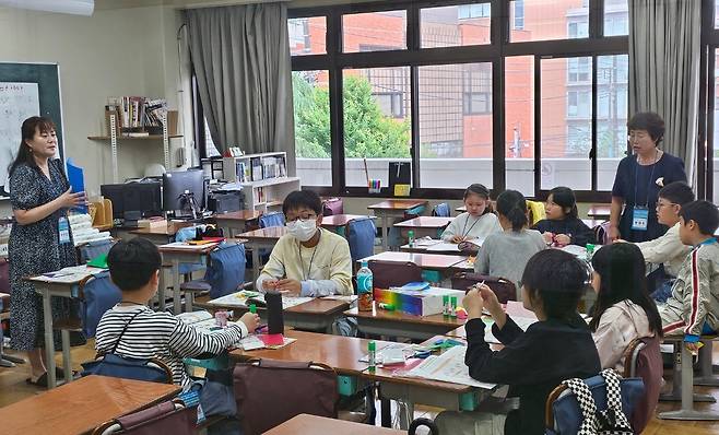 동경한국학교서 '어린이 종이접기 마스터 양성' 장학교실 (도쿄=연합뉴스) 강성철 기자 = 종이문화재단은 31일 일본 도쿄 소재 동경한국학교에서 '제2회 K-종이접기 축제 한마당'을 개최했다. 초등학교 학생을 대상으로 연 '어린이 종이접기 마스터 양성' 장학교실에서 교육하는 박연정 경기화성새솔종이문화교육원장, 장현옥 대한민국 종이접기 지도사범 마스터. 2025.5.31 wakaru@yna.co.kr