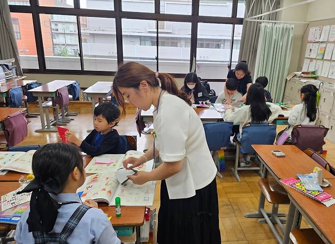 종이접기 축제서 '어린이 종이접기 마스터 양성' 장학교실 (도쿄=연합뉴스) 강성철 기자 = 종이문화재단은 31일 일본 도쿄 소재 동경한국학교에서 '제2회 K-종이접기 축제 한마당'을 개최했다. 초등학교 학생을 대상으로 연 '어린이 종이접기 마스터 양성' 장학교실에서 교육하는 부수빈 종이문화재단 경기평택청북지부장, 지향금 종이문화재단 경기평택송담지부장. 2025.5.31 wakaru@yna.co.kr