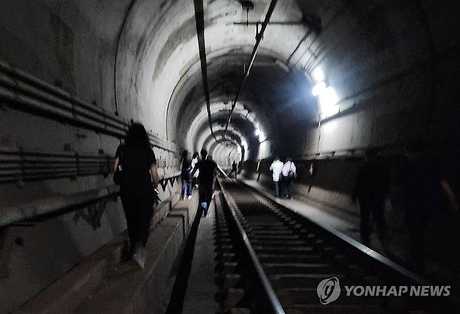 지하철 5호선 방화 추정 화재로 승객 대피 (서울=연합뉴스) 31일 오전 8시 47분께 서울 지하철 5호선 여의나루역∼마포역 사이 지하철에서 방화 추정 화재가 발생해 승객들이 대피하고 있다.
    서울교통공사는 여의도역∼애오개역 간 열차 운행을 중단했다고 밝혔다. 2025.5.31 [독자 제공. 재판매 및 DB 금지] photo@yna.co.kr