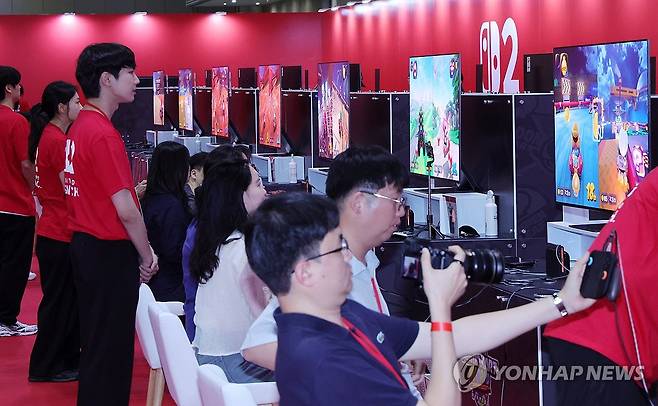 '닌텐도 스위치2' 체험 (고양=연합뉴스) 김병만 기자 = 31일 경기도 고양 킨텍스 제1전시장에서 게임 마니아들이 '닌텐도 스위치 2'를 직접 체험하고 있다. '닌텐도 스위치 2'는 닌텐도가 8년 만에 내놓는 '닌텐도 스위치' 후속 야심작이다.2025.5.31 kimb01@yna.co.kr