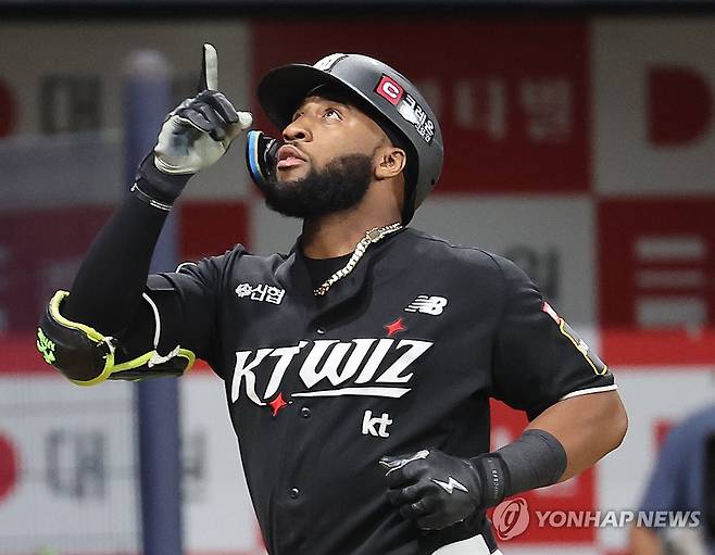 kt 로하스 솔로 홈런 (서울=연합뉴스) 박동주 기자 = 16일 서울 고척스카이돔에서 열린 프로야구 kt wiz와 키움 히어로즈의 경기.
    7회초 1사에서 kt 로하스가 홈런을 날리고 기뻐하고 있다. 2024.7.16 pdj6635@yna.co.kr