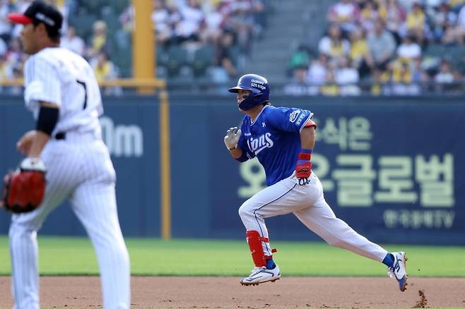 질주하는 박승규 삼성 박승규(오른쪽)가 31일 서울 잠실구장에서 열린 2025 프로야구 LG 트윈스와 경기에서 내달리고 있다. [삼성 라이온즈 제공. 재배포 및 DB 금지]